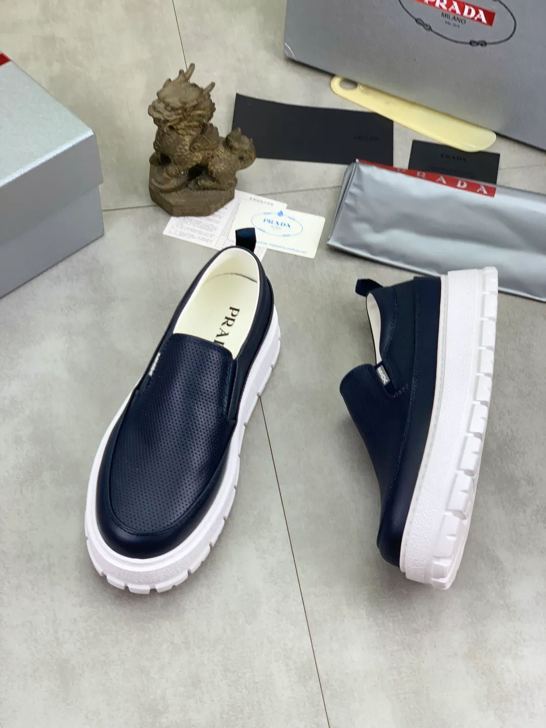 Men's shoes 💰P560💰[New model] The top version is available on the official website, 🆘 The trendy brand (Prada) mainly promotes the popular model, avant-garde and versatile fashionable men's shoes, private version mold opening, cowhide surface splicing 1:1.. Stylish and simple, original imported cowhide lining cowhide feet; the atmosphere and personality are more fashionable, eye-catching and pursuing class. It will subvert the old idea and be a must-have for fashionistas with you! Must keep it for yourself! Tall and comfortable, large and low, high-end quality workmanship. The new high-end outsole on the official website. Size: 38-45. 4️⃣colors available.
